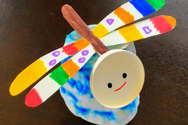 保育園　9月製作｜コーヒーフィルターで作る空飛ぶトンボの製作 イメージ