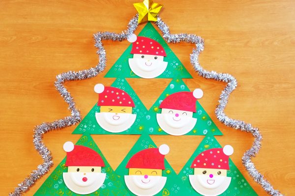 保育園　12月壁面製作 紙皿や折り紙サンタのクリスマスツリー イメージ