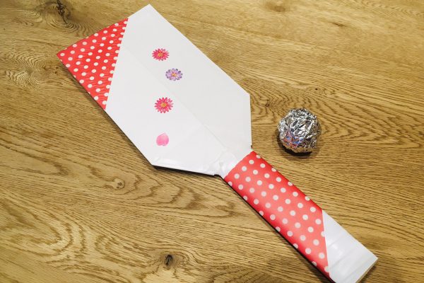 保育園　１月製作 牛乳パックで羽子板を作ってお正月遊びを楽しもう！ イメージ