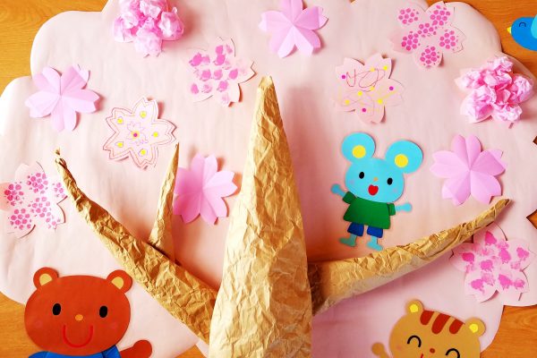 保育園　4月製作・桜！折り紙で桜を簡単キレイに作るコツ！プチプチ・タンポ・お花紙・シールで桜満開の保育室にしよう イメージ