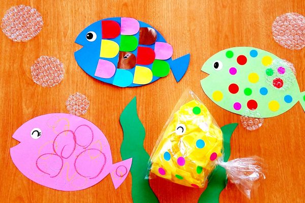 保育園　7月製作・魚アイデア｜折り紙・ビニール袋・丸シール・クレヨンでかわいい魚を作ろう イメージ