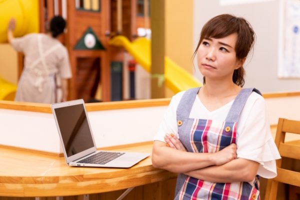 噛みつきなどを保護者に謝る日々に落ち込んだ｜保育士辞めたいアンケート イメージ