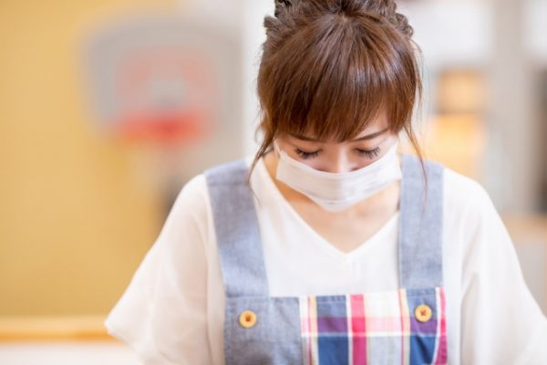人手不足による多忙や残業、人間関係の悪さ｜保育士辞めたいアンケート イメージ