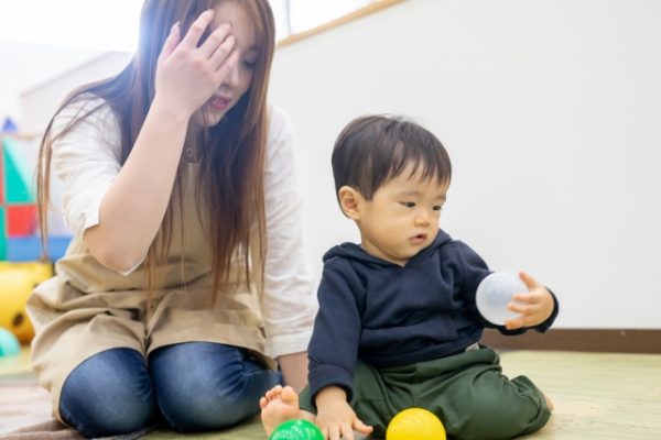 持ち帰りや残業、休日の無給の研修でヘトヘト｜保育士辞めたいアンケート イメージ